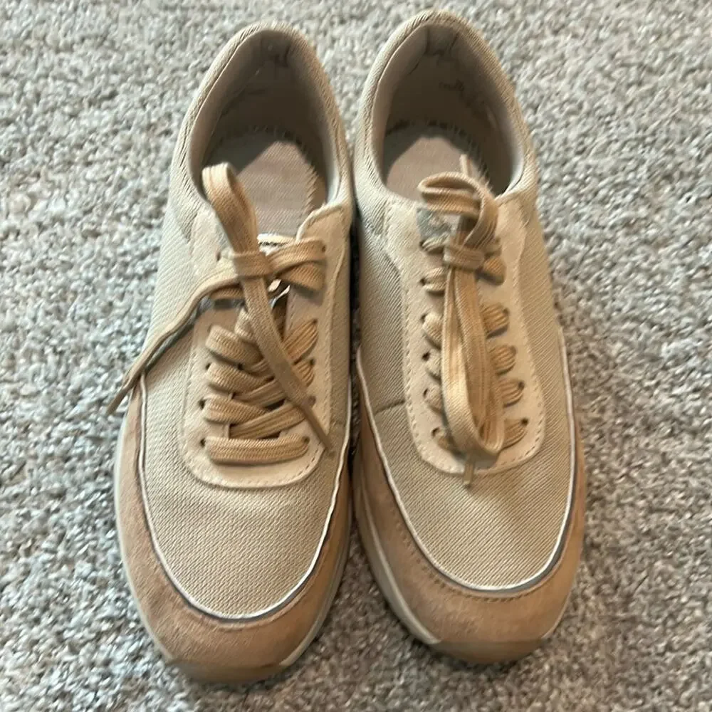 New Naturalizer Sarina beige tennis shoes sneakers Size 5‎ Gold -insole missing.